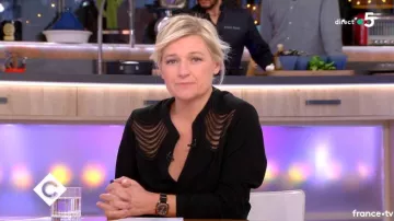 La blouse noire de Anne-Élisabeth Lemoine dans C à vous du 14/12/2018