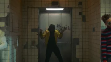 La veste jaune portée par la personne dans l'ascenseur dans le clip Au DD de PNL