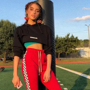 El jogging rojo usado por Khadijha Red Thunder en la cuenta de Instagram de @itsstephjones
