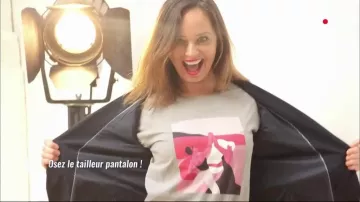 La camiseta gris del día de la mujer Maison 1.2.3 presentada por Sophie Brafman en el programa C'est au el 27.03.2019