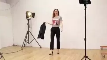 El pantalón sastre azul marino Maison 1.2.3 presentado por Sophie Brafman en el programa C'est au el 27.03.2019