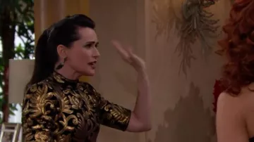 Alice + Olivia Inka Strong Shoulder Mock Neck Dress usado por Rena Sofer en The Bold and the Beautiful (S32E68)