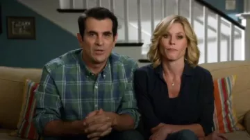 J.Crew Secret Wash Shirt en verde Nilo usada por Phil Dunphy (Ty Burrell) en Modern Family (S06E04)