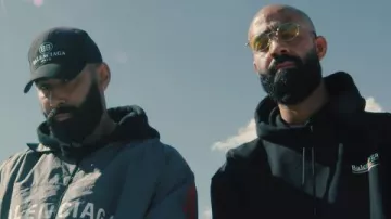 The black hat Balenciaga worn by The Weasel in her video clip GNAGNAGNA feat. Dj Aymoune