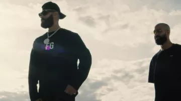 The black t-shirt with logo FG Fear Of God to The Weasel in her video clip GNAGNAGNA feat. Dj Aymoune