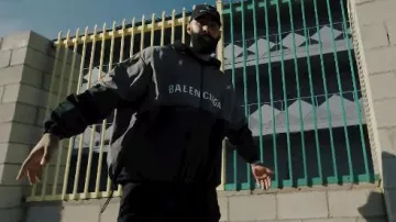 The windbreaker black and grey Balenciaga worn by The Weasel in her video clip GNAGNAGNA feat. Dj Aymoune