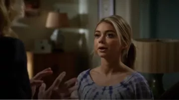 Les Gens libres de Coucher du soleil de Colorant de Cravate Tee Heather Gris porté par Haley Dunphy (Sarah Hyland) dans la Famille Moderne (S06E07)