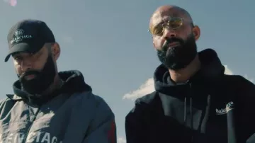 Sweatshirt black hoodie Balenciaga Dj Aymoune in the clip GNAGNAGNA of The Weasel