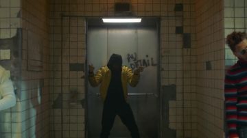 La chaqueta amarilla que lleva la persona en el ascensor en el clip PNL Au DD