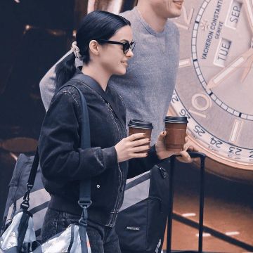 Bolso deportivo Adidas Private Label de Charles Melton en la cuenta de Instagram de @camimendes.news