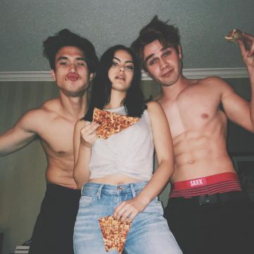Le boxer rouge rayé Saxx de Kj Apa sur le compte Instagram de @camimendes