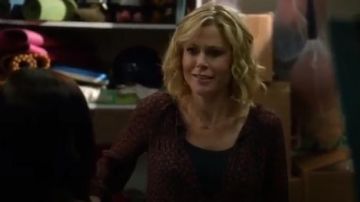 Joie Vivette Haut en Marine Foncé / Spicy Orange porté par Claire Dunphy (Julie Bowen) dans la Famille Moderne (S06E08)