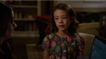 Boden Tea Print Dress in Dusk Winter Woods usado por Lily Tucker-Pritchett (Aubrey Anderson-Emmons) en Modern Family (S06E10)