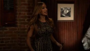 Roberto Cavalli Cap-Manches Léopard/Stripe Robe Fourreau porté par Gloria Delgado-Pritchett (Sofia Vergara) dans la Famille Moderne (S06E10)