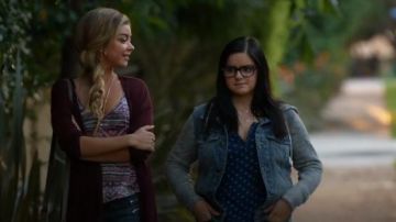 Peuple libre Denim & Veste de Tricot porté par Alex Dunphy (Ariel Winter) dans la Famille Moderne (S06E11)
