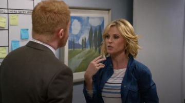 Joie Maine Pull en Porcelaine/Ciel/Marine Foncé porté par Claire Dunphy (Julie Bowen) dans la Famille Moderne (S06E11)