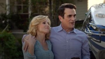 Joie Parmena Chemisier Pâle de l'Océan porté par Claire Dunphy (Julie Bowen) dans la Famille Moderne (S06E12)
