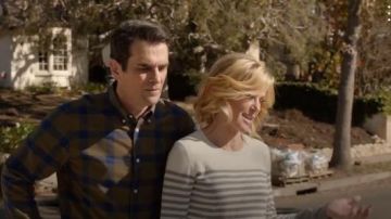 Joie Herminia Couleur Rayure Pull porté par Claire Dunphy (Julie Bowen) dans la Famille Moderne (S06E12)