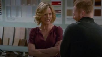 Joie Surun Chemisier Shiraz porté par Claire Dunphy (Julie Bowen) dans la Famille Moderne (S06E13)