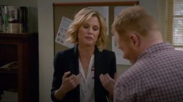 Joie Senia imprimé Floral Haut en Soie porté par Claire Dunphy (Julie Bowen) dans la Famille Moderne (S06E13)