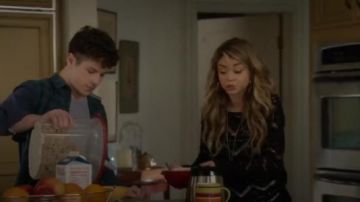 Buffalo Callas pull crochet, j'en jeans portés par Haley Dunphy (Sarah Hyland) dans la Famille Moderne (S06E18)