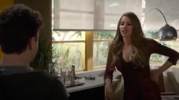 Roberto Cavalli Python Robe portée par Gloria Delgado-Pritchett (Sofia Vergara) dans la Famille Moderne (S06E19)