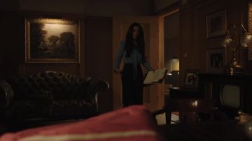 The blouse blue silk col lavallière Sandro worn by Hermione Lodge (Marisol Nichols) in Riverdale S03E17