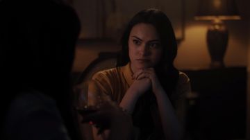 Le polo jaune Zara porté par Veronica Lodge (Camila Mendes) dans Riverdale S03E17