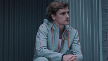 Chaqueta de chándal gris Puma de Antoine Griezmann con costuras naranjas en Antoine Griezmann: Campeón del Mundo