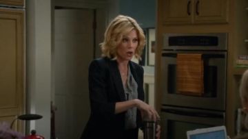 Joie Clarisse Haut en Marine Foncé porté par Claire Dunphy (Julie Bowen) dans la Famille Moderne (S06E23)
