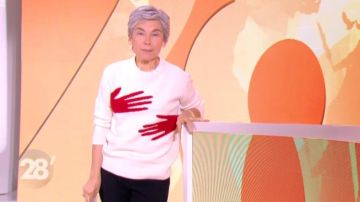 The sweater pattern hands of Elisabeth Quin in 28 minutes of 25/03/2019