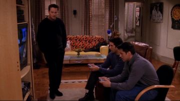 Sony Playstation PS One used by Dr. Ross Geller (David Schwimmer) in Friends (S06E09)