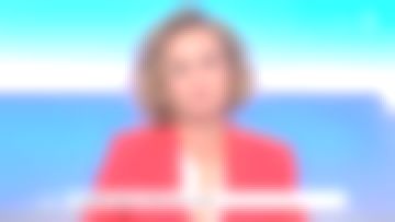 Chaqueta coral de Caroline Roux en C dans l'air del 25/03/2019