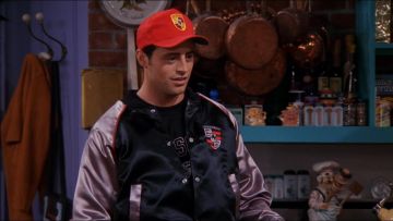 Rouge Porsche Capuchon porté par Joey Tribbiani (Matt LeBlanc) Amis (S06E05)