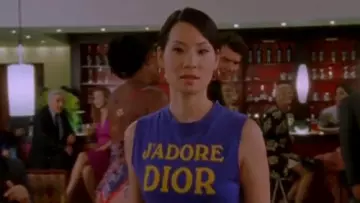 le top débardeur bleu Dior J'adore porté par Lucy Liu dans Sex and the City (S04E11)