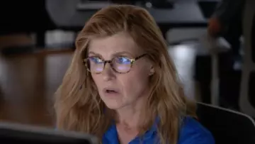 Les lunettes de vue écailles de Abby Clark (Connie Britton) dans 9-1-1 (S01E01)