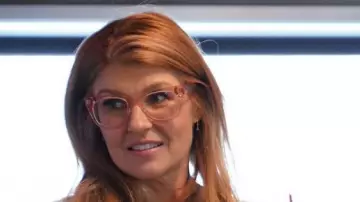 Les lunettes de vue roses Warby Parker de Abby Clark (Connie Britton) dans 9-1-1 (S01E06)