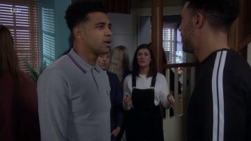 Siguiente Polo Pique gris usado por Ellis Chapman (Asan N'Jie) en Emmerdale Episodio 8412 el 07/03/19