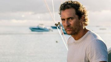 The tee shirt white Baker Dill (Matthew McConaughey) in Serenity