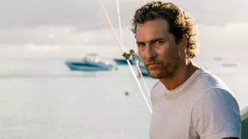 Le tee shirt blanc de de Baker Dill (Matthew McConaughey) dans Serenity