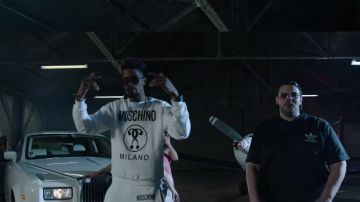 Le sweatshirt blanc Moschino porté par KPoint dans son clip Samoussa feat. Sadek