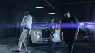 Le pantalon de survêtement blanc Moschino de Kpoint dans son clip Samoussa feat. Sadek