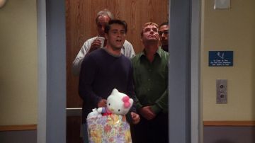 Hello Kitty Muñeca de Joey Tribbiani (Matt LeBlanc) en Friends (S05E03)