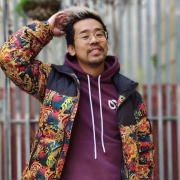 La chaqueta de pluma de flores North Face usada por LRB / Sakor Ros en su cuenta de Instagram @Sakorlrb