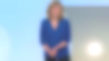 The blouse blue bimatiére of Valérie Maurice in Weather 2 the 29.03.2019