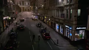 Charles Schwab Investment Services Office in the street in Men In Black: International