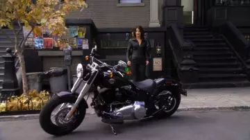 Harley Davidson Softail used by Robin Scherbatsky (Cobie Smulders) in How I Met Your Mother (S08E04)