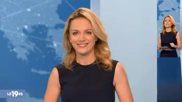 The navy dress pink belt from Vicky Bogaert in The 19:45 M6 of the 18/03/2019