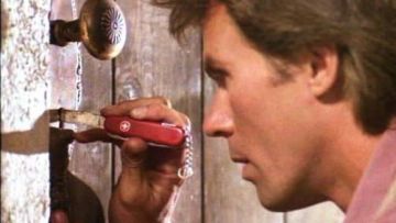 Victorinox Couteau Suisse utilisé par MacGyver (Richard Dean Anderson) dans MacGyver (S01E01)