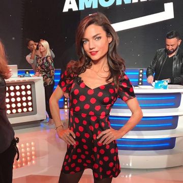 Vestido negro de Francesca Antoniotti con lunares rojos en Touche pas à mon poste